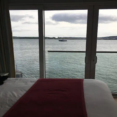 Watersedge Hotel 3*