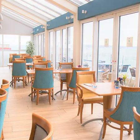 מלון Watersedge 3*