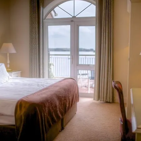 מלון Watersedge קוב