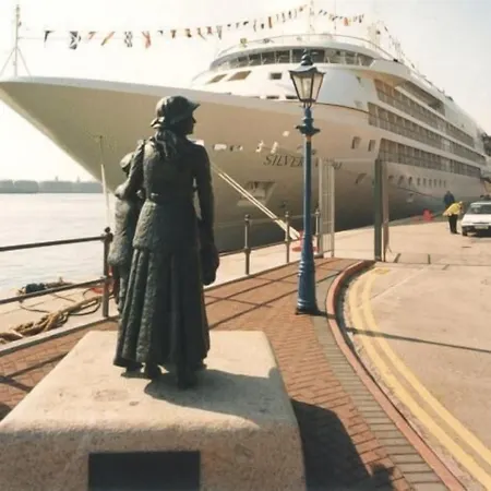 Watersedge 3* קוב