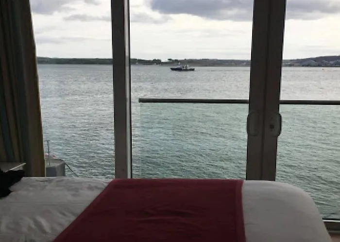 Watersedge Szálloda 3*